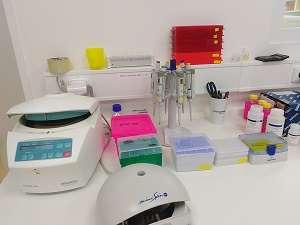 Takto vypadá laboratorní pracovní stůl